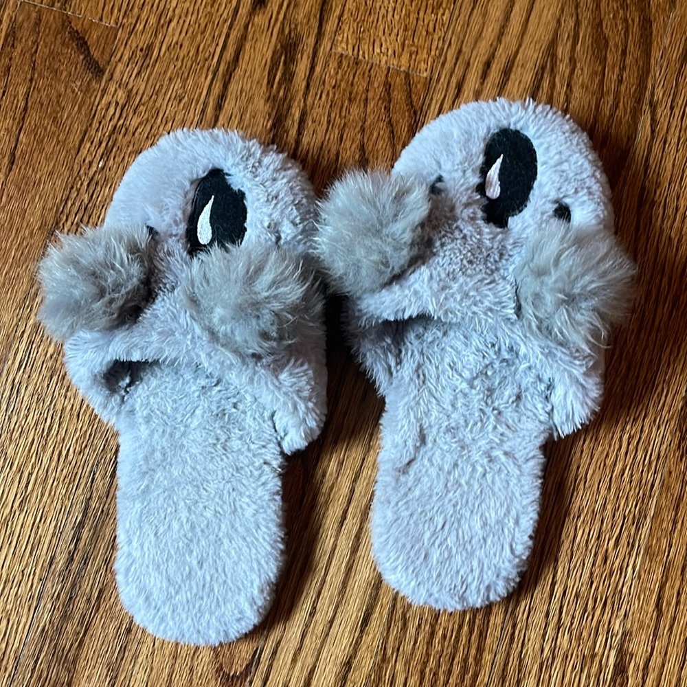 Gilly Hicks Holister koala slip on slippers